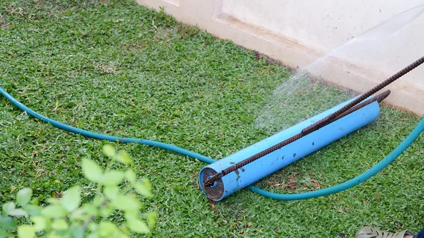 Cortile, strumento di lavoro cantiere piantare una nuova erba sod in giardino — Foto Stock