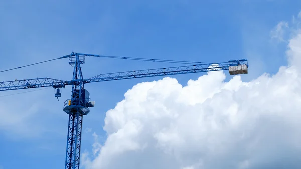 Large construction crane machine with clear blue sky background — Stock Photo, Image