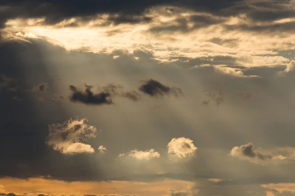 Strahlen der Sonne durch Wolken — Stockfoto
