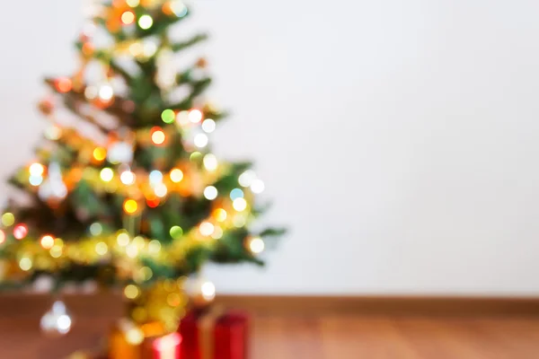 Oskärpa bakgrund, ljus firandet på julgran — Stockfoto