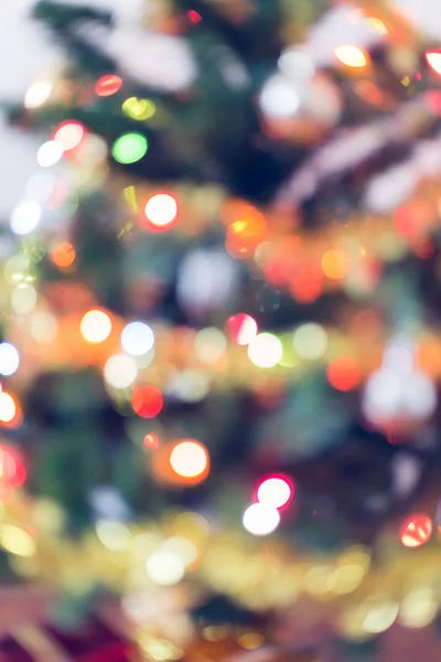 Lichtverschwommene Feier am Weihnachtsbaum, Vintage-Ton — Stockfoto