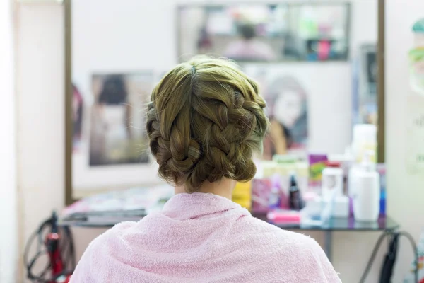 Mujer trenza larga pelo creativo peinado novia peinado — Foto de Stock