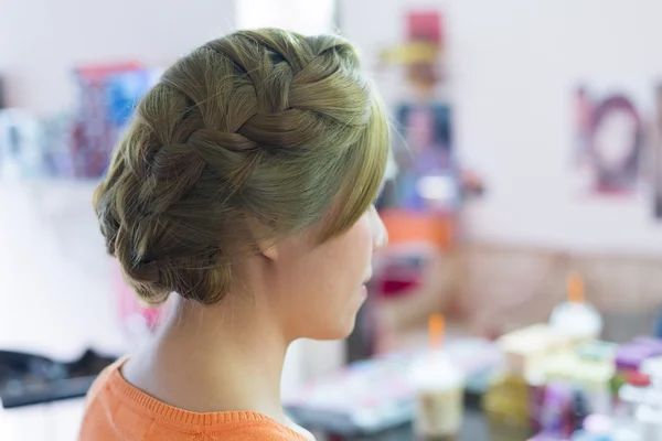 Mujer trenza larga pelo creativo peinado novia peinado — Foto de Stock