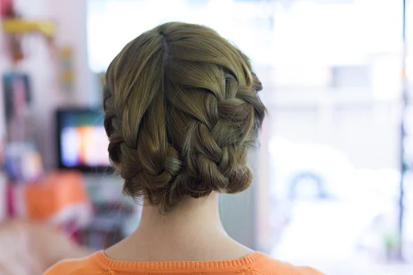 Femme longue tresse cheveux coiffure créative mariée coiffure — Photo