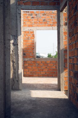 duvar tuğla ve kapı yapısı içinde konut bina yapılmış.