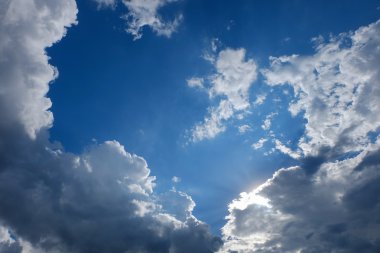 Hava gökyüzü, bulutlar, güneş ışınları ile mavi gökyüzü güneş temizleyin