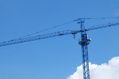 büyük inşaat vinç makine açık mavi gökyüzü arka plan ile