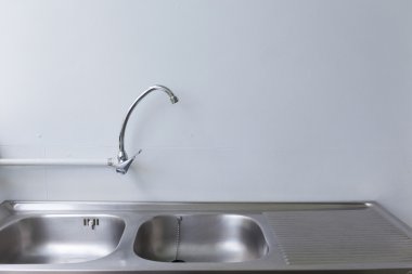 Paslanmaz çelik lavabo ve musluk beyaz mutfak oda içinde