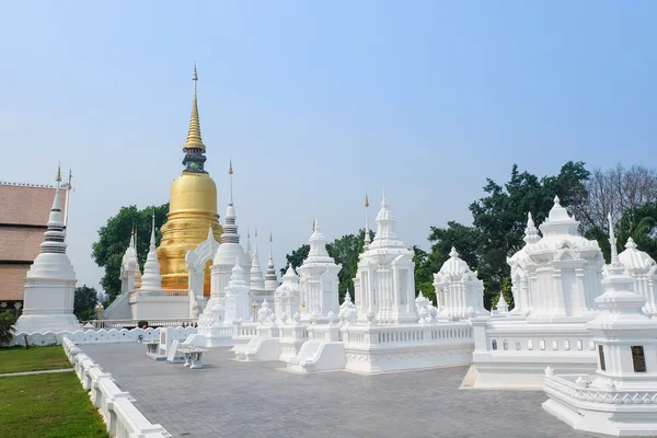 Pagoda d'oro nel tempio wat suan dok, chiang mai, Thailandia — Foto Stock