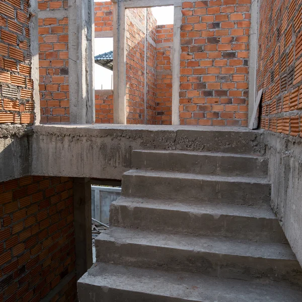 Цементобетонная конструкция лестницы и кирпичная стена — стоковое фото