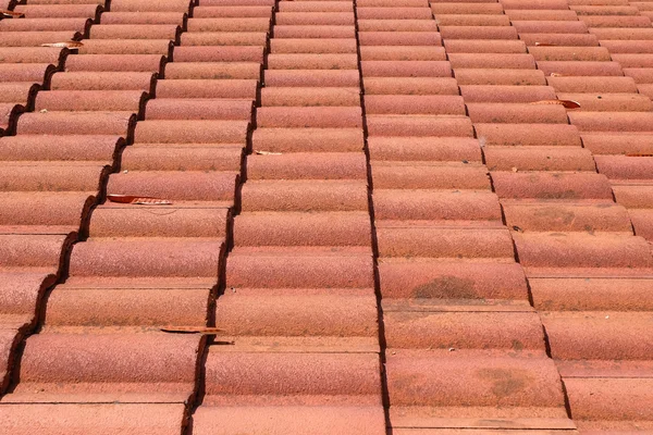 深褐色的瓷砖屋顶风化上建设住宅 — 图库照片