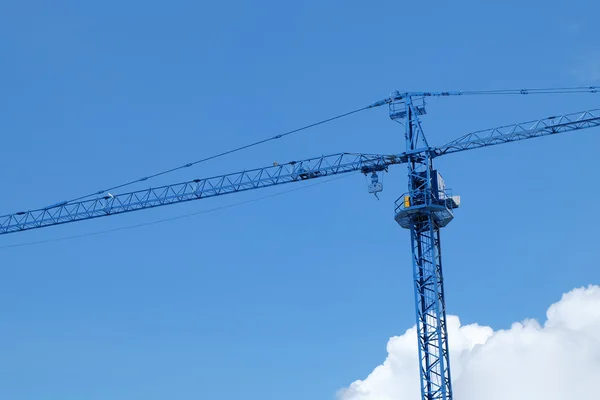 Large construction crane machine with clear blue sky background — Stock Photo, Image