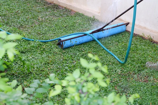 Cortile, strumento di lavoro cantiere piantare una nuova erba sod in giardino — Foto Stock