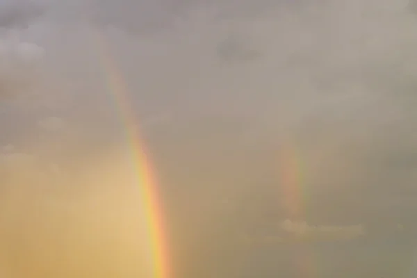 五颜六色的彩虹在雨云日落天空 — 图库照片