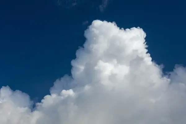 Awan di langit biru cerah — Stok Foto