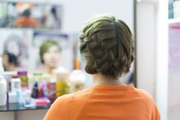 Mujer trenza larga pelo creativo peinado novia peinado — Foto de Stock