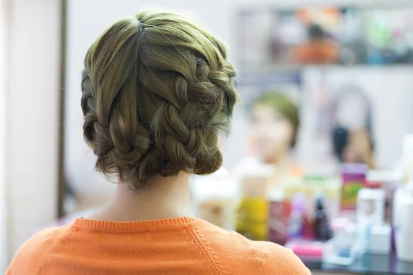 Mujer trenza larga pelo creativo peinado novia peinado — Foto de Stock