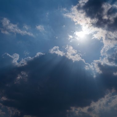 Mavi gökyüzü arka planda güneş Bulutların arasından güneş