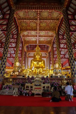 wat suan dok tapınakta altın buddha heykeli