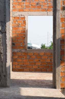 duvar tuğla ve kapı yapısı içinde konut bina yapılmış.