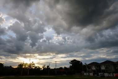 günbatımı dramatik karanlık gökyüzü arka plan üzerinde siyah bulut