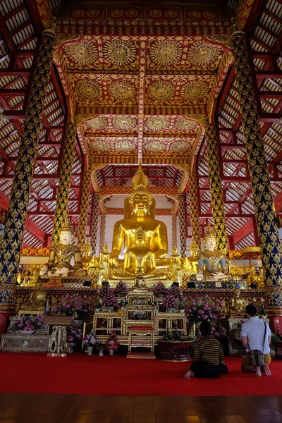 Statua di buddha d'oro nel tempio wat suan dok — Foto Stock