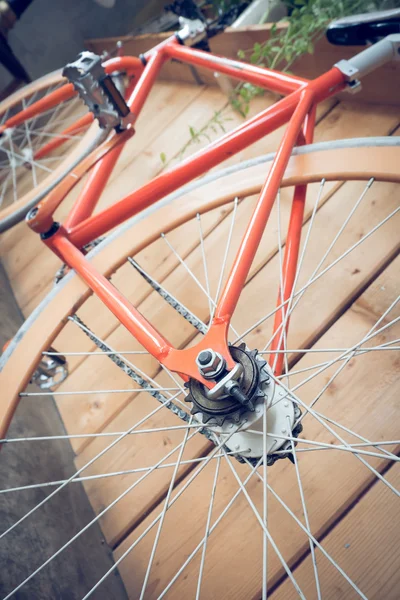 Bicicleta de engrenagem fixa estacionada com parede de madeira, imagem de close-up — Fotografia de Stock