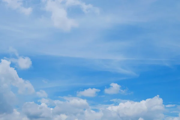 Blauer Himmel mit weißem Wolkenhintergrund — Stockfoto