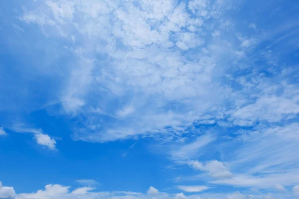 Cielo blu con sfondo bianco nuvola — Foto Stock