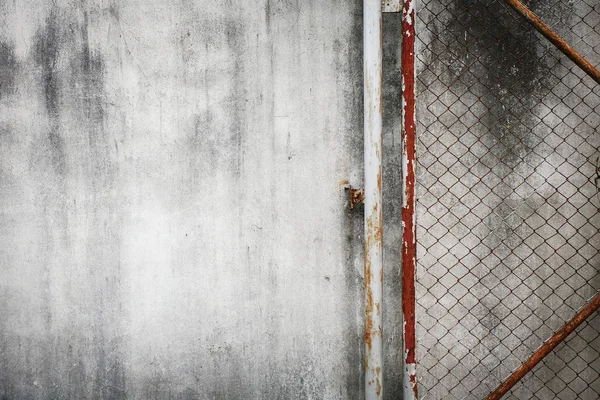 Τσιμέντο τοίχος φόντο με σκουριασμένο σίδερο αλυσίδα φράχτη σύρμα — Φωτογραφία Αρχείου