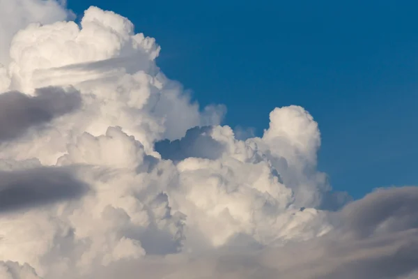 Moln på klarblå himmel — Stockfoto