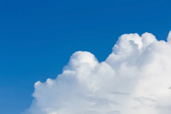 Awan di langit biru cerah — Stok Foto