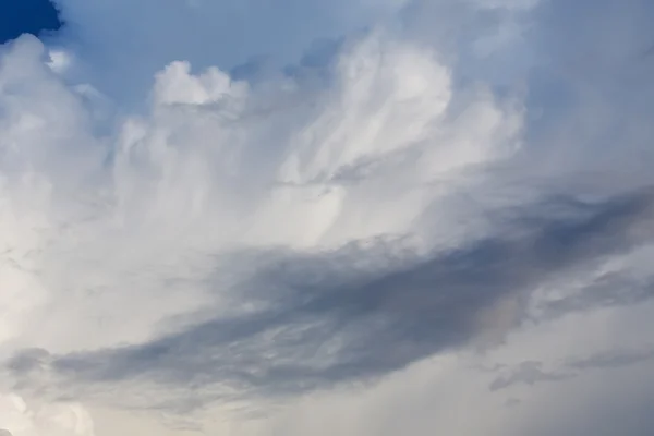 Awan halus di langit, langit mendramatisir latar belakang — Stok Foto