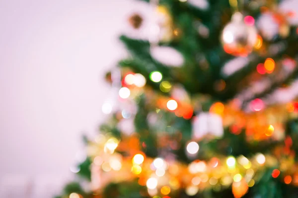 Célébration floue de la lumière sur l'arbre de Noël avec fond blanc — Photo