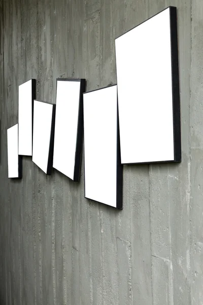 Lege fotoframe opknoping op cement muur — Stockfoto