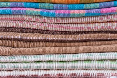 perakende mağazalar bez kumaş yığını