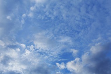 Beyaz bulutlu ve mavi gökyüzü hava arka planı için