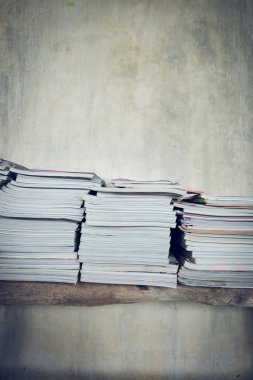 dergi ile çimento harçlı duvar masa kitap raf