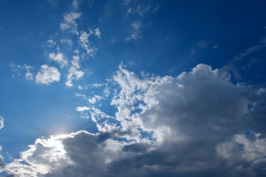 Hava gökyüzü, bulutlar, güneş ışınları ile mavi gökyüzü güneş temizleyin