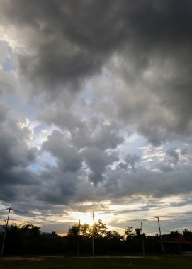 günbatımı dramatik karanlık gökyüzü arka plan üzerinde siyah bulut