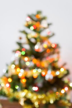 Beyaz arka plan ile Noel ağacı üzerinde ışık kutlama bulanıklık