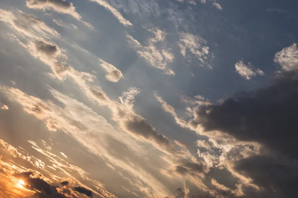 Красивое небо заката с солнцем и облачно, красочные небо backgroun — стоковое фото