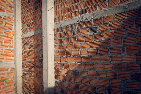 Parede feita de tijolo no canteiro de obras de edifícios residenciais — Fotografia de Stock