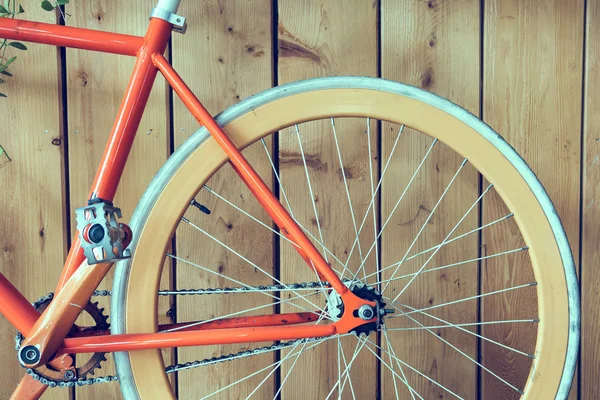 Bicicleta de engranaje fijo estacionada con pared de madera, imagen de primer plano — Foto de Stock