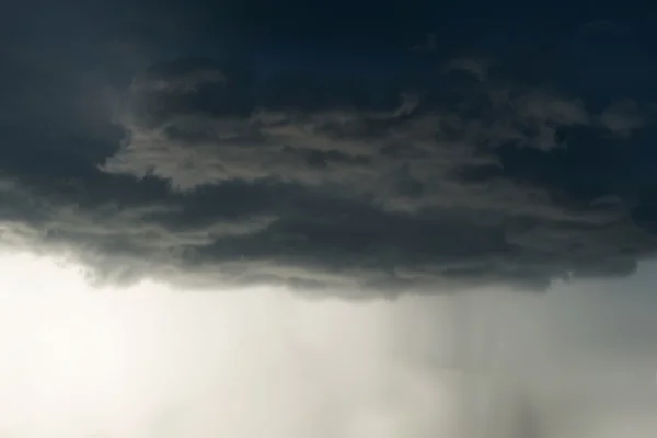 무거운 비 폭풍 구름, 뇌우 극적인 하늘 — 스톡 사진