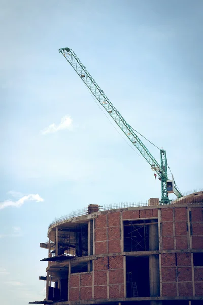 Budování staveniště s velkou stavební jeřáb — Stock fotografie