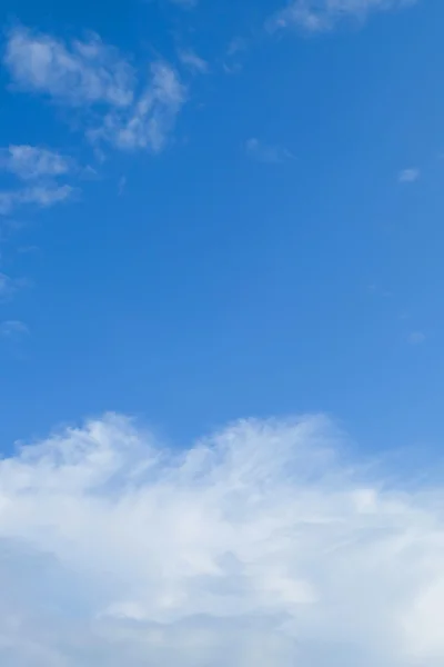 Kék ég és fehér felhő, tiszta Időjárás ég háttere — Stock Fotó
