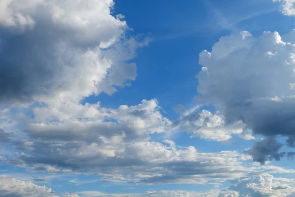 Awan indah mengalir di langit biru, gambar cuaca langit terbuka — Stok Foto