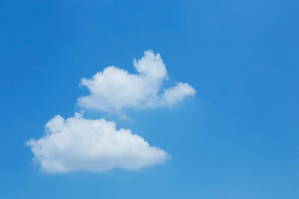 Awan putih halus mengambang di latar langit biru yang jelas — Stok Foto