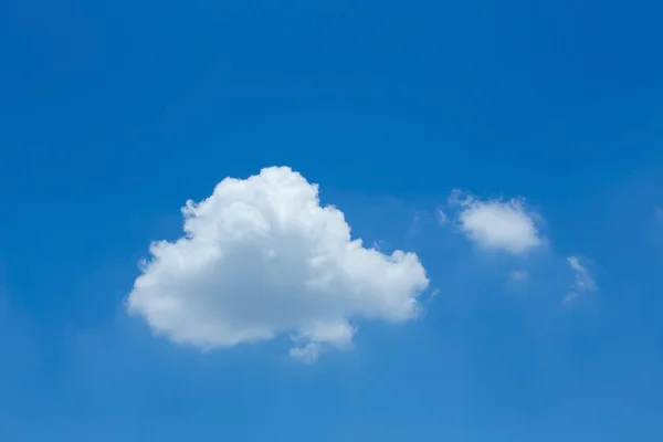 Awan tunggal di langit biru jernih dengan ruang salinan untuk membuat teks m — Stok Foto